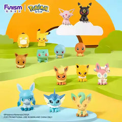 Boîte surprise de mini-figurines Pokémon mettant en scène diverses mini-figurines Pokémon dans un décor paysager coloré.