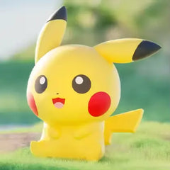 Boîte surprise de mini-figurines Pokémon avec une adorable figurine Pikachu assise joyeusement sur de l'herbe.