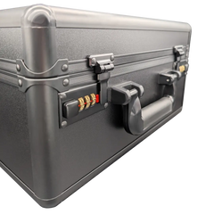 Mallette universelle pour étuis de cartes graduées, avec serrures à combinaison, pour protection et présentation.