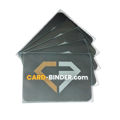 Standard Fit Soft Card Sleeves gestapelt mit cirdbinder.com Logo, perfekt zum Schutz von Sammelkarten.