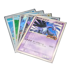 Jumbo XL Oversized Kartenhüllen zum Schutz von Jumbo-Pokémon-Karten mit lebendigen Motiven.