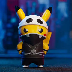Team Skull Pikachu-figuur in een schurkenkostuum met masker en hoodie, die zijn unieke ontwerp en speelsheid laat zien.