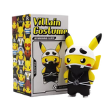 Team Skull Pikachu-figuur in schurkenkostuum met doos waarop diverse Pikachu-designs te zien zijn.