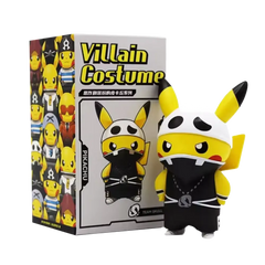 Team Skull Pikachu-figuur in schurkenkostuum met doos waarop diverse Pikachu-designs te zien zijn.