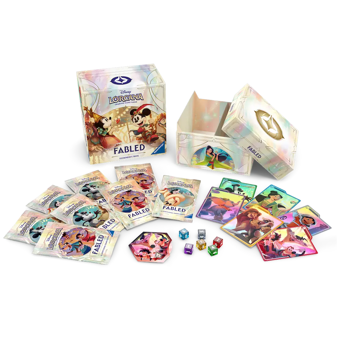 Fabelhafte Schatztruhe des Erleuchters mit Booster-Packs und Karten aus dem Disney Lorcana Fabled Spiel.