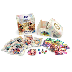 Fabelhafte Schatztruhe des Erleuchters mit Booster-Packs und Karten aus dem Disney Lorcana Fabled Spiel.