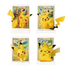 Verzameling Pikachu-figuren met kleurrijke ruilkaarten op de achtergrond, die hun speelse ontwerp benadrukken.