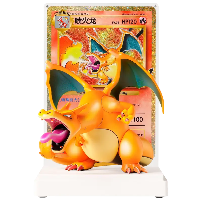 Figurine de Dracaufeu avec une carte Pokémon en arrière-plan, mettant en valeur des couleurs vives et des détails soignés.
