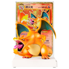 Figurine de Dracaufeu avec une carte Pokémon en arrière-plan, mettant en valeur des couleurs vives et des détails soignés.