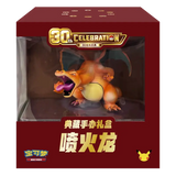 Figurine de collection Dracaufeu 30e anniversaire dans sa boîte de présentation, aux couleurs éclatantes et au design détaillé.