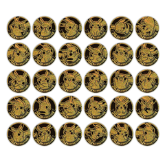 Collectie van Pikachu-thema gouden munten met diverse ontwerpen en uitdrukkingen, gerangschikt in een rasterpatroon.