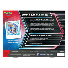 "Achterkant van de Hop's Zacian ex Box met promokaarten, boosterpakketten en een fotosticker van Pokémon TCG."